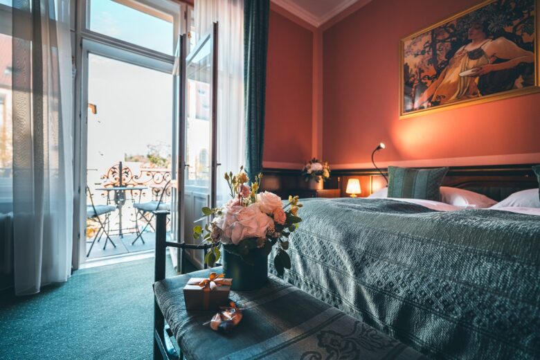 dsc01530_17400572647904_1280x768_fft_90 - hastal.rozklad.dev Elegante camera d'albergo dell'Hotel Hastal Prague Old Town con balcone, fiori e decorazioni classiche
